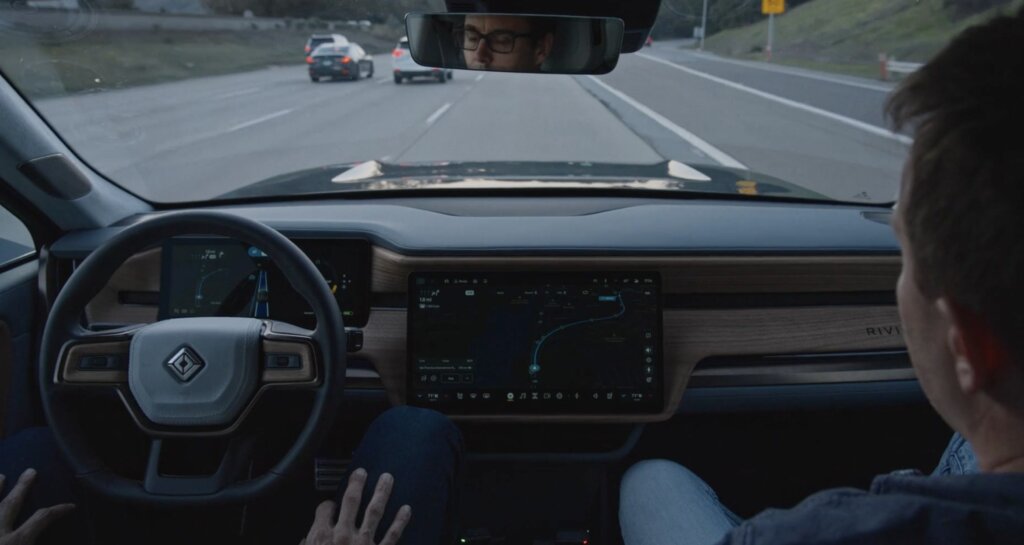 La guida autonoma di Rivian entra in autostrada. Come funziona il software attivo tra USA e Canada