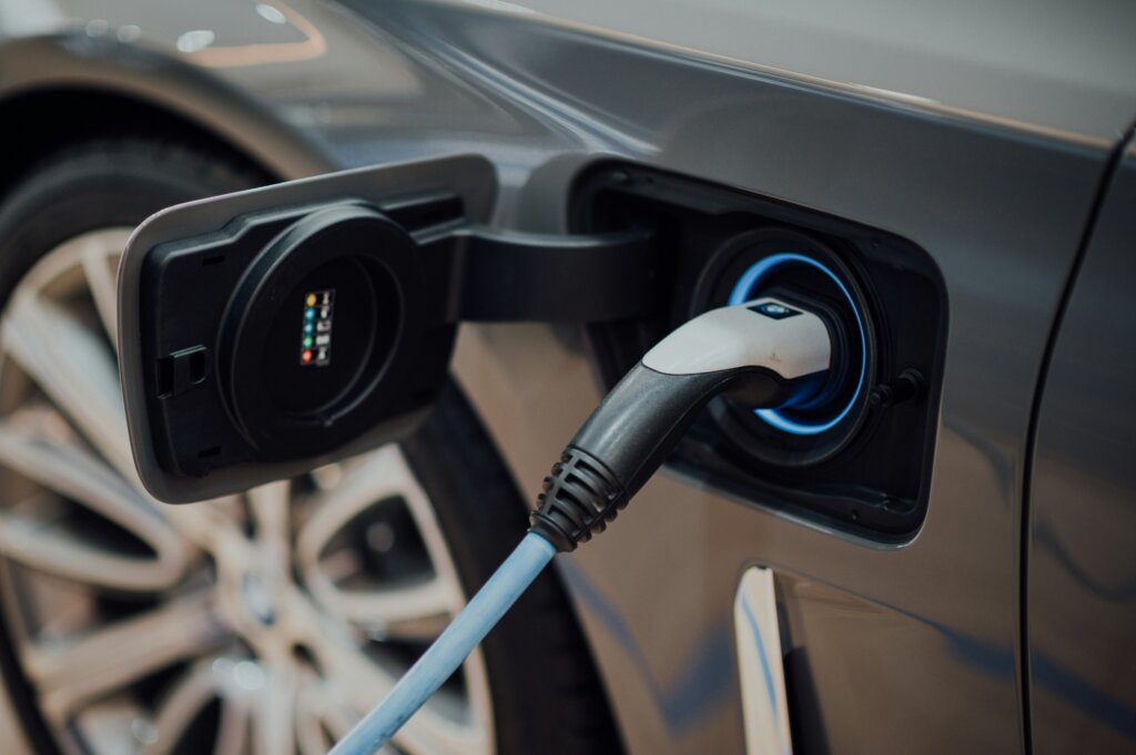 Ricarica al 90% in 18 minuti? Cosa sappiamo sulle novità delle batterie allo stato solido della startup Factorial (finanziata da Stellantis)